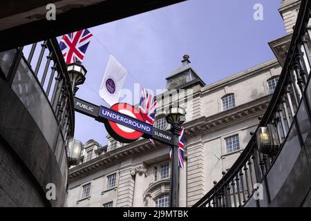 Bunting für das Queen`s Platinum Jubilee über der Piccadilly U-Bahnstation in London, aufgenommen am 21.. Mai 2022. Stockfoto